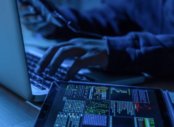 Pessoa digitando na dark Web.