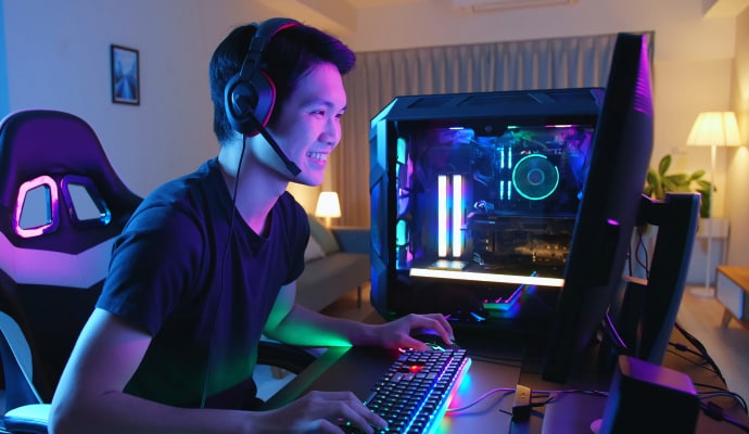 homem no computador iniciando o Norton 360 for Gamers