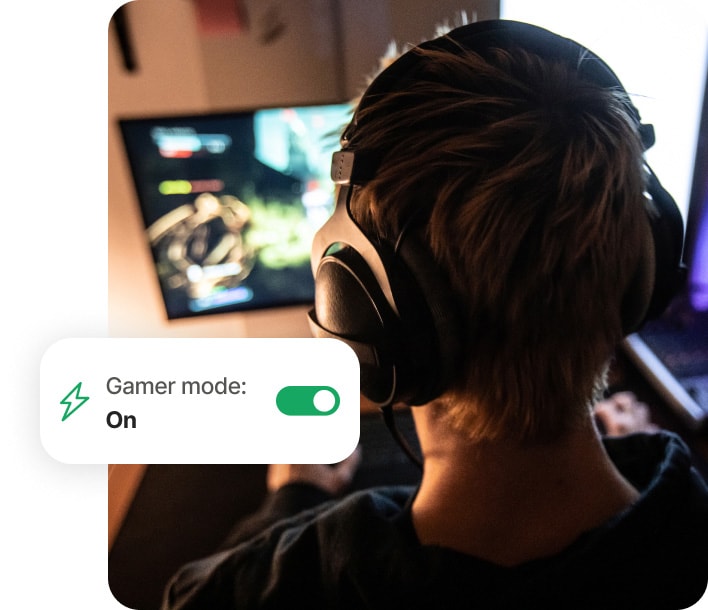 Garoto jogando jogos no computador usando Norton 360 for Gamers.